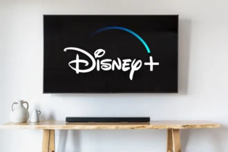 Disney+ na TV uređaju. Prikaz Disney Plus streaming platforme na TV