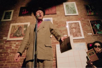 Čitanje poezije u Nuyorican Poets kafeu