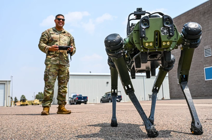 Dominic Garcia sa svojim robotom nazvanim Chappie