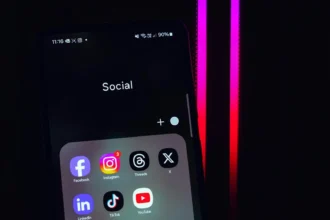 Društvene mreže na pametnom telefonu (Foto: Panos Sakalakis)