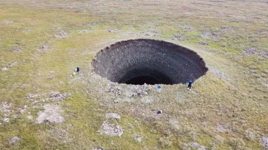 Sibirski krater (Foto: CNN)