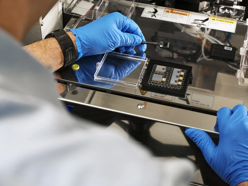 istraživanje, ibm, optički modul, optička tehnologija, čipovi, laboratorij