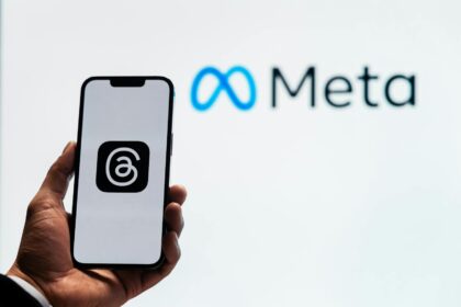 Ruka koja drži pametni telefon koji prikazuje platformu Threads, kompanije Meta