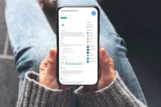Android pametni telefon u ruci ženske osobe prikazuje Android System SafetyCore aplikaciju za zaštitu podataka od zlonamjernih napada