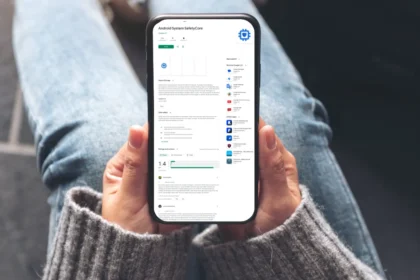 Android pametni telefon u ruci ženske osobe prikazuje Android System SafetyCore aplikaciju za zaštitu podataka od zlonamjernih napada
