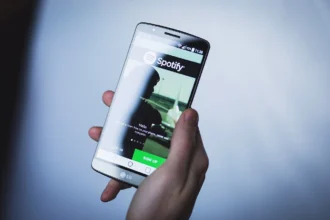 Telefon u ruci koji prikazuje Spotify aplikaciju na Android telefonu