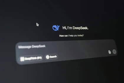 DeepSeek AI asistent na laptopu, stock slika, besplatni AI
