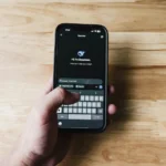 Deepseek iOS aplikacija na iPhone uređaju u ruci