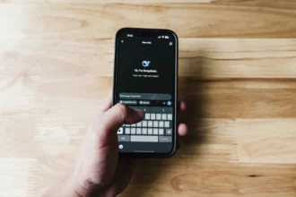 Deepseek iOS aplikacija na iPhone uređaju u ruci