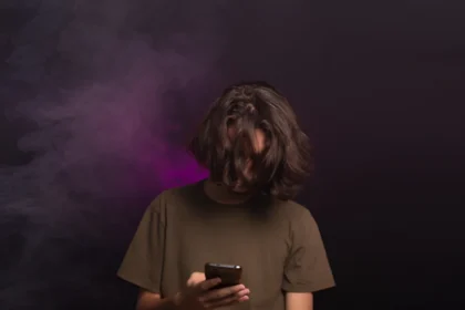 Pametni telefon u ruci osobe iz Generacije Z i osjećaj telenofobije