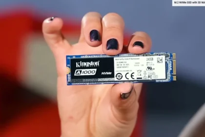 Djevojka koja u ruci drži NVMe SSD za pohranu podataka