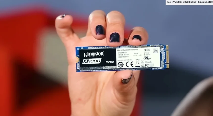 Djevojka koja u ruci drži NVMe SSD za pohranu podataka