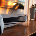 Playstation 5 konzola i kontroler na stolu
