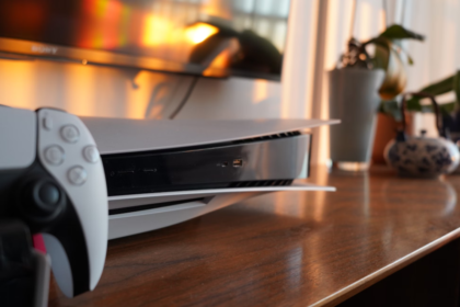 Playstation 5 konzola i kontroler na stolu
