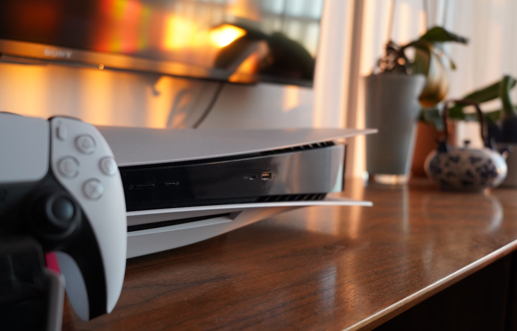 Playstation 5 konzola i kontroler na stolu