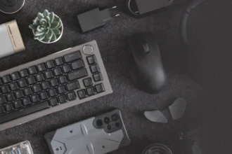 QNAP usb 4 adapter u radnom okruženju pored pametnog telefona, tastature i drugih uređaja