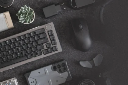 QNAP usb 4 adapter u radnom okruženju pored pametnog telefona, tastature i drugih uređaja