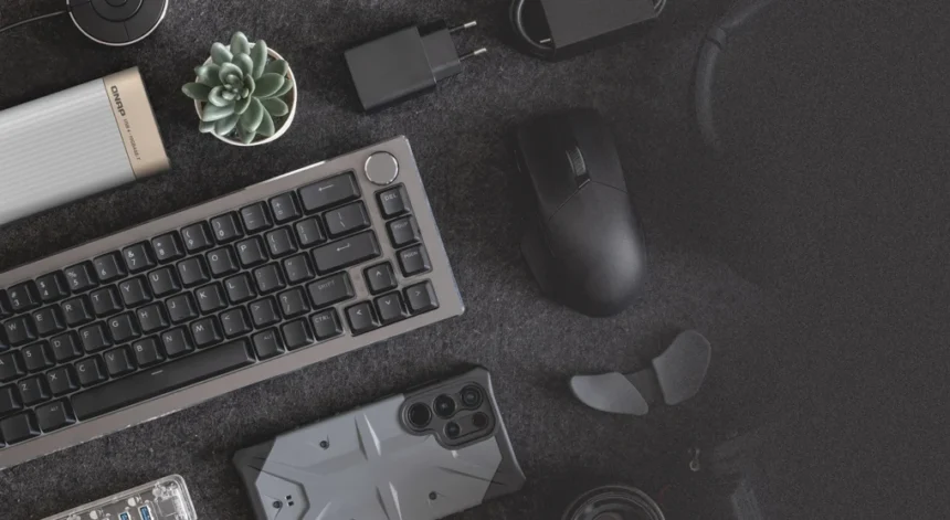 QNAP usb 4 adapter u radnom okruženju pored pametnog telefona, tastature i drugih uređaja