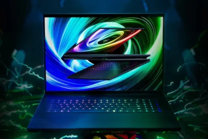 Razer Blade 18 u pozadini prikazuje na svom ekranu Razer Blade 16 gaming laptop