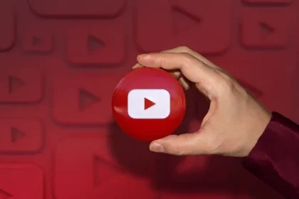 Ruka koja drži ikonu youtube sa crvenom pozadinom