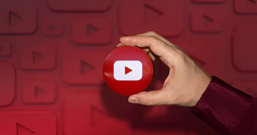 Ruka koja drži ikonu youtube sa crvenom pozadinom