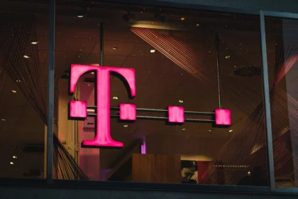 Logo kompanije T-mobile na jednom od njihovih prodajnih mjesta