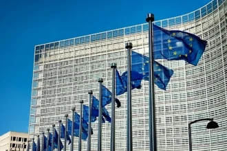Zastave EU ispred zgrade Evropske komisije