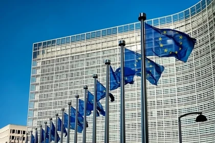 Zastave EU ispred zgrade Evropske komisije