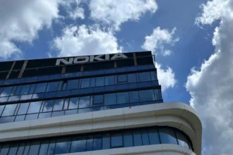 Zgrada kompanije Nokia ispod oblaka