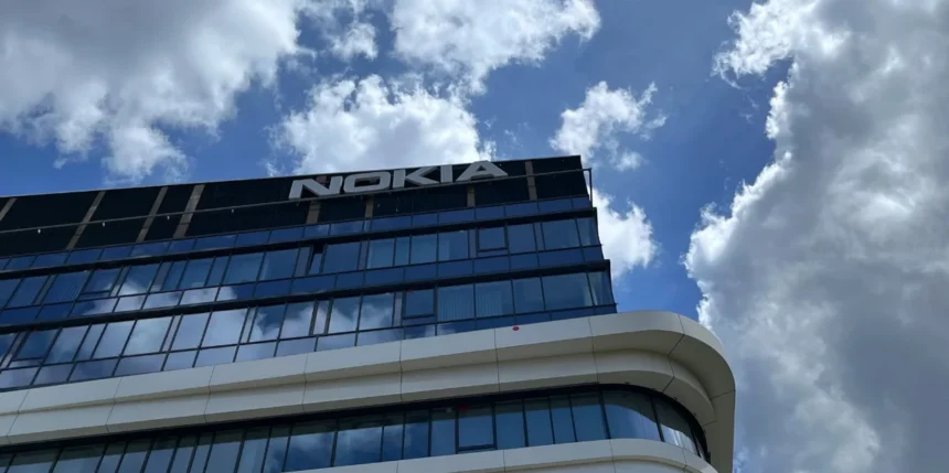 Zgrada kompanije Nokia ispod oblaka