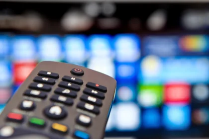 U fokusu daljinski upravljač za pametne TV uređaje (Smart TV)