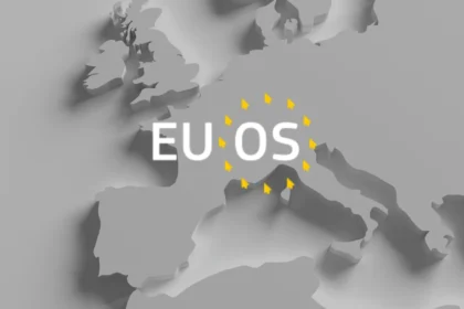 EU OS logo sa pozadinom mape Evrope u digitalnom obliku