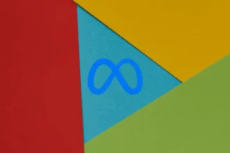 Logo kompanije Meta sa pozadinom u bojama Google