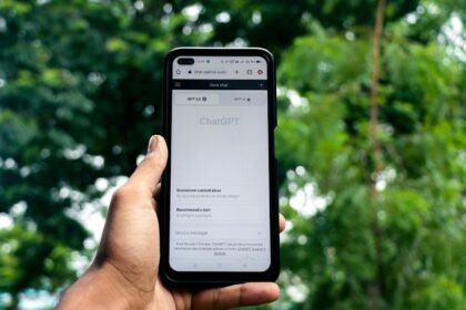 Pametni telefon i ChatGPT aplikacija