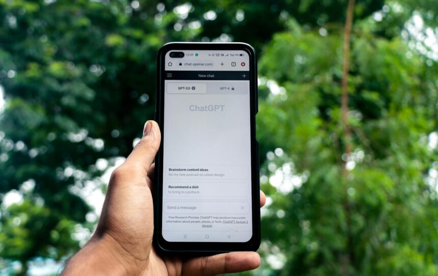 Pametni telefon i ChatGPT aplikacija
