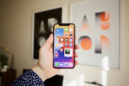 Osoba drži iPhone pametni telefon